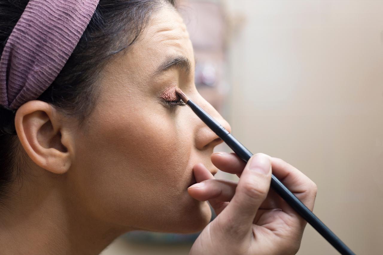 Adapter son maquillage au daltonisme de son partenaire : un geste inclusif qui fait réfléchir