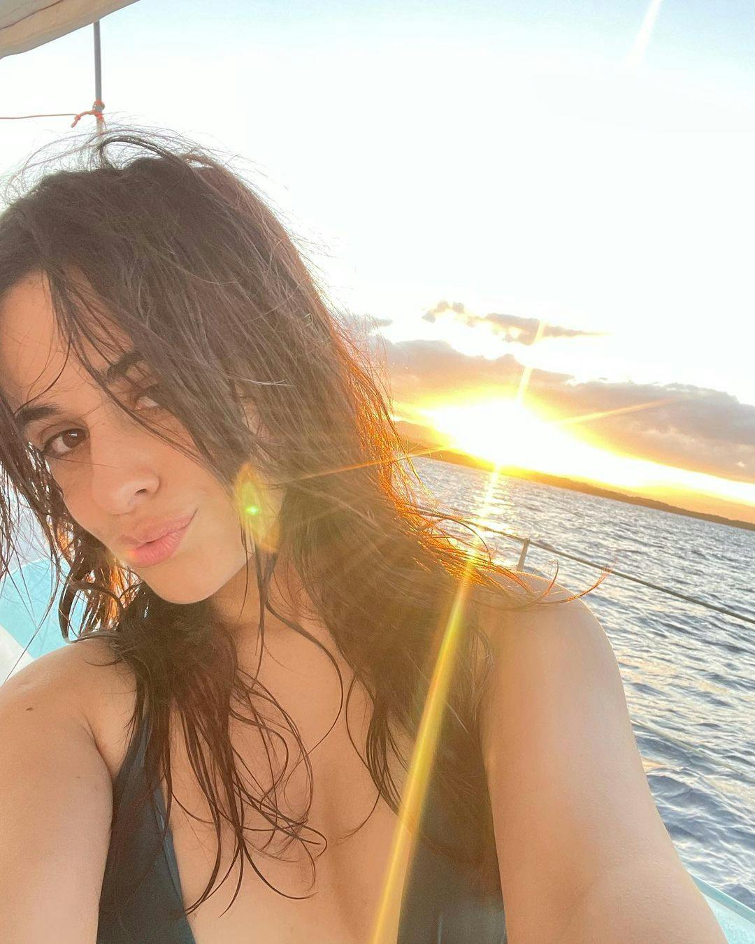 Camila Cabello séduit sur le sable chaud, sa silhouette sublime fait sensation