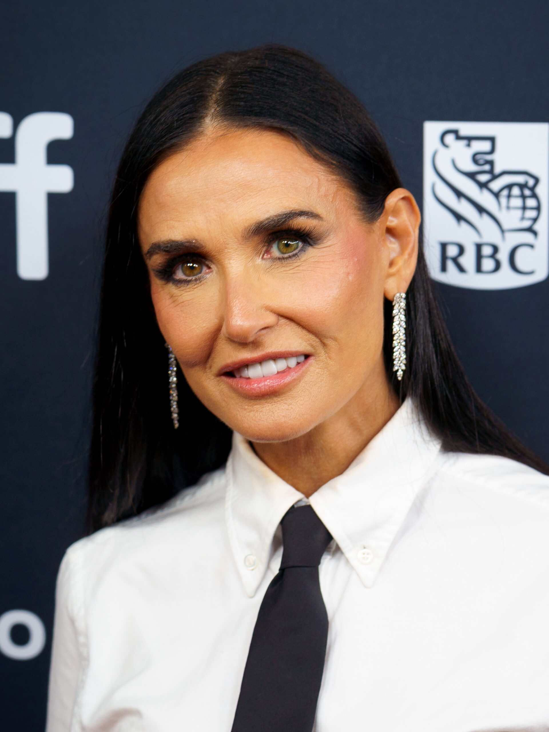 Demi Moore lève le voile sur la pression capillaire imposée aux femmes, souvent vécue en silence