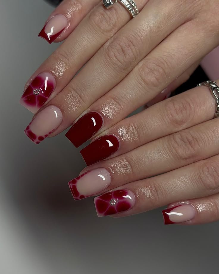 La nouvelle mode des ongles cette saison : les élégants « Bordeaux Baddie Nails »