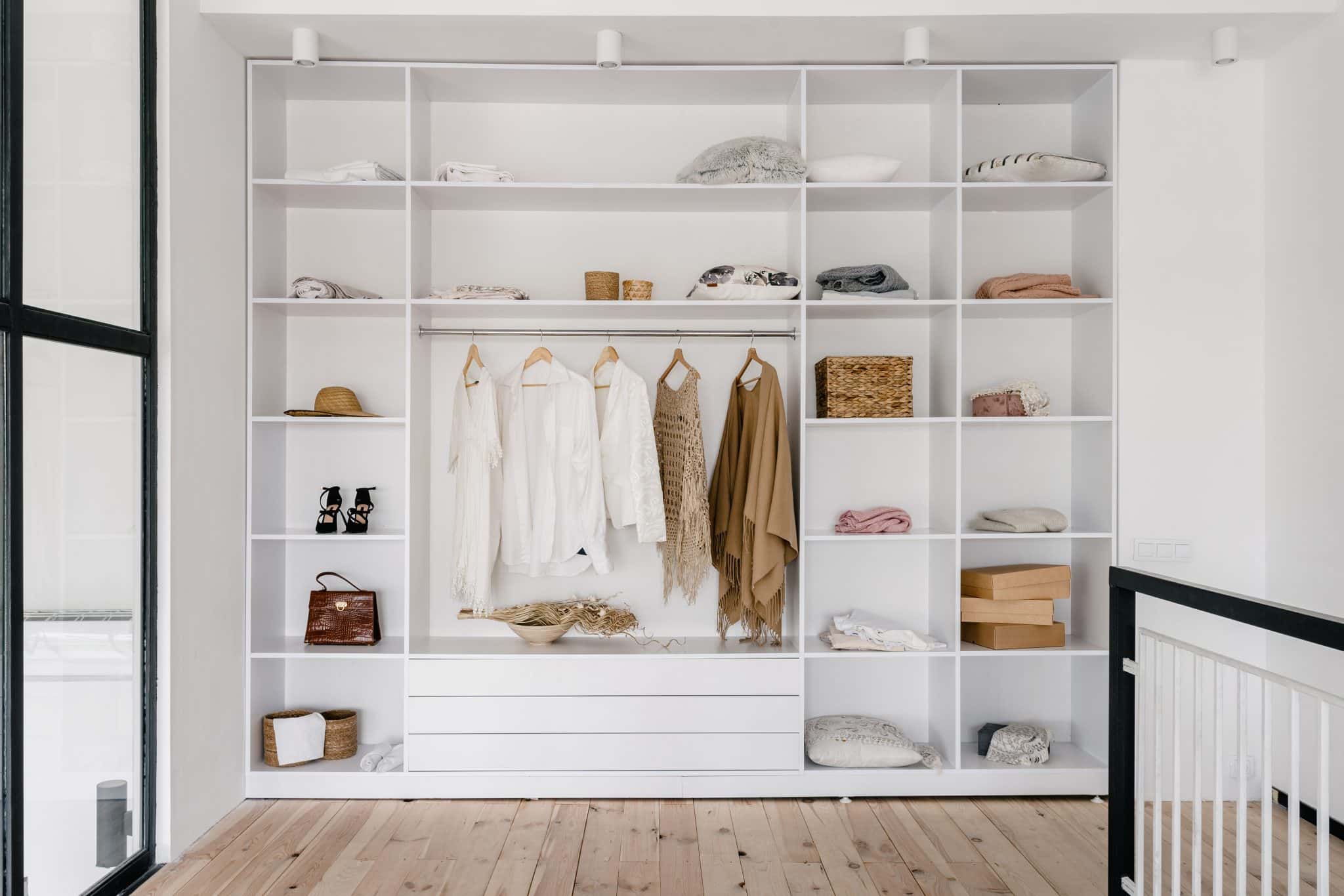 Le guide ultime pour un dressing parfaitement organisé et des matins sans hésitation