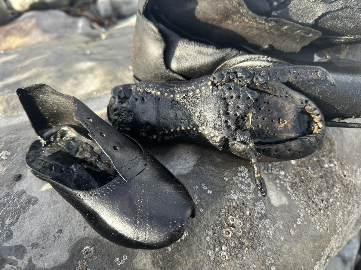 Mystère sur la côte : des centaines de chaussures anciennes abandonnées sur une plage sans aucune explication