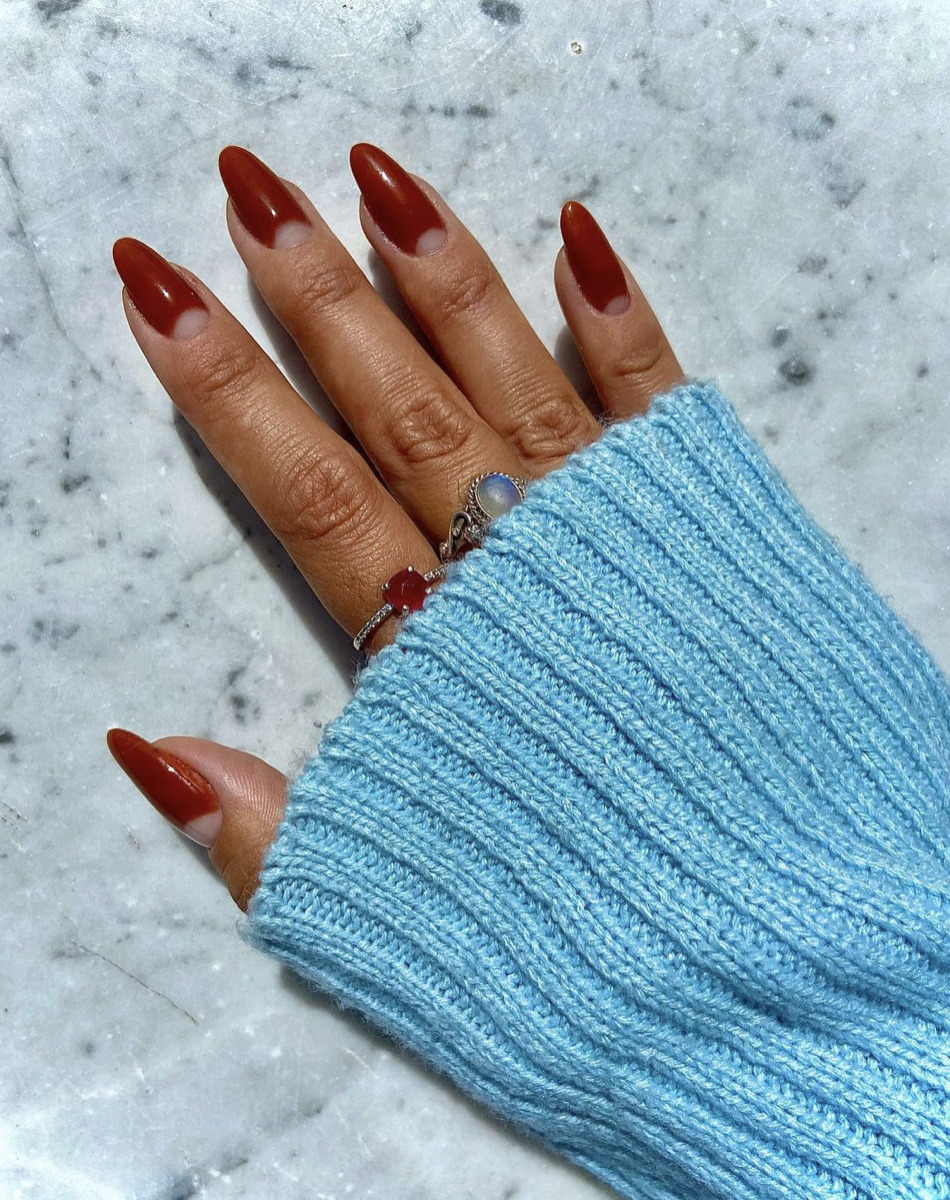 Ongles Blood Moon : la nouvelle tendance mystique qui illumine la fin d’année