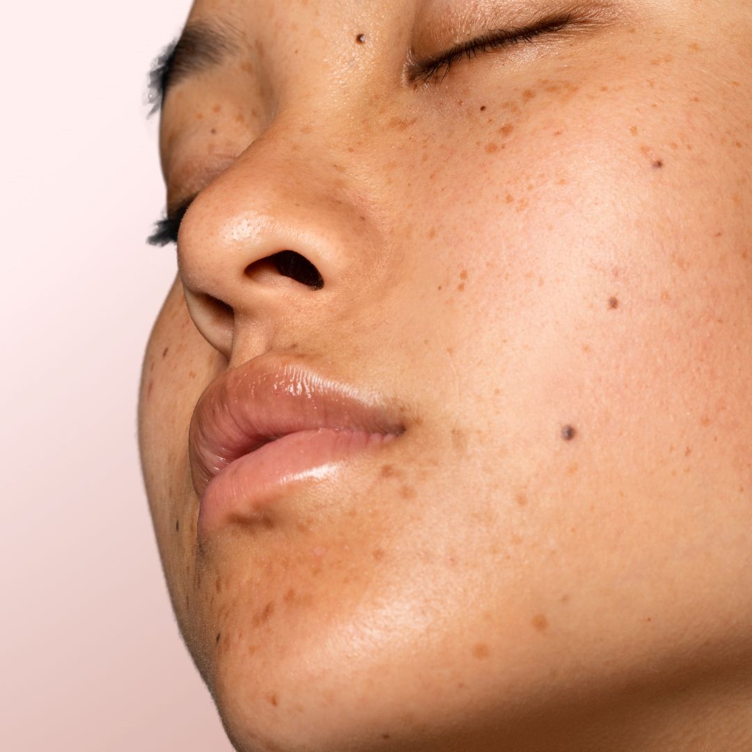 Vêtements froissés, tachés, délavés : pourquoi l&rsquo;imperfection devient la nouvelle norme de la mode contemporaine