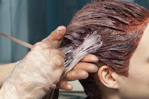 découvrez comment choisir la couleur de cheveux idéale pour un éclat naturel et sublimé, grâce à nos conseils experts en coloration.